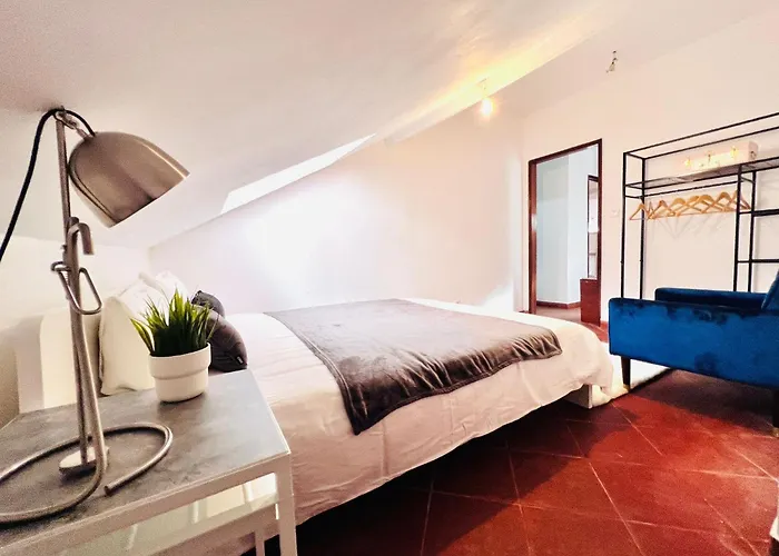 Bairro Alto, Location In Centre Хостел Лісабон