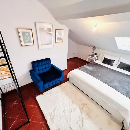 Albergue Bairro Alto, Location In Centre *